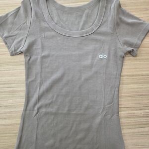 ALO Yoga Short Sleeve Ribbed Scoop Tee in Taupe